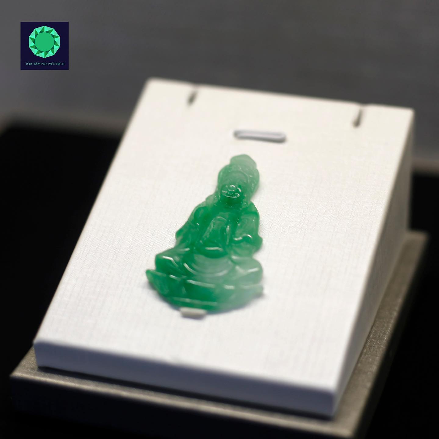 Tôn tượng ngài Quán Thế Âm Bồ Tát bằng Phỉ Thúy Táo Lý