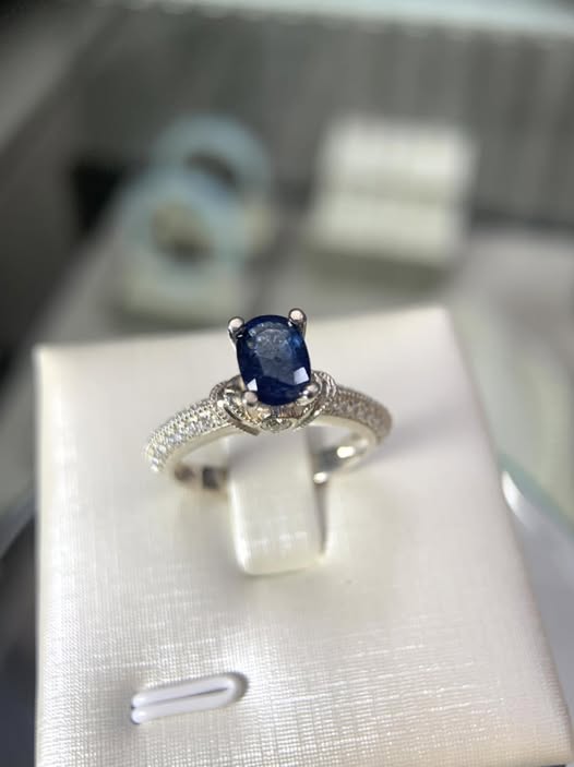 Nhẫn Saphire xanh hero